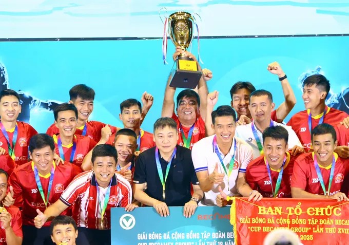 Đội Công An TP.HCM ăn mừng vô địch giải bóng đá phong trào lớn nhất Việt Nam