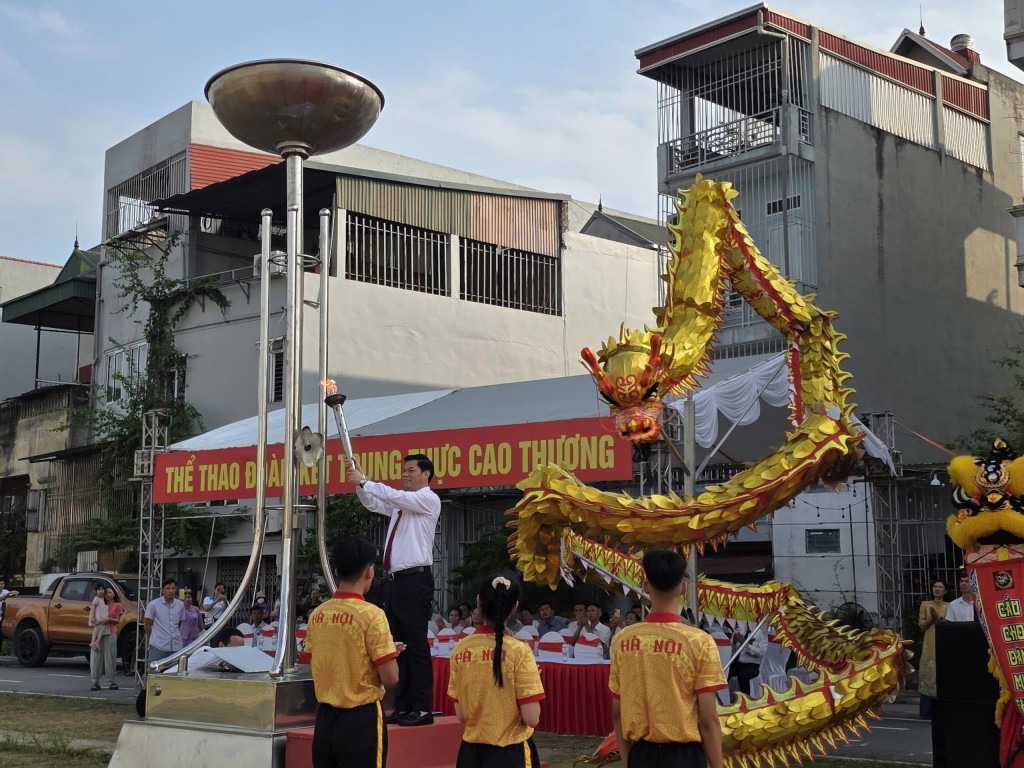Đồng chí Nguyễn Trường Năng – Bí thư Đảng ủy, Chủ tịch HĐND xã Quảng Bị thực hiện nghi thức châm ngọn lửa truyền thống, biểu tượng cho tinh thần thể thao đoàn kết, trung thực, cao thượng và tiến bộ, mở đầu cho Đại hội Thể dục Thể thao xã Quảng Bị lần thứ I năm 2025