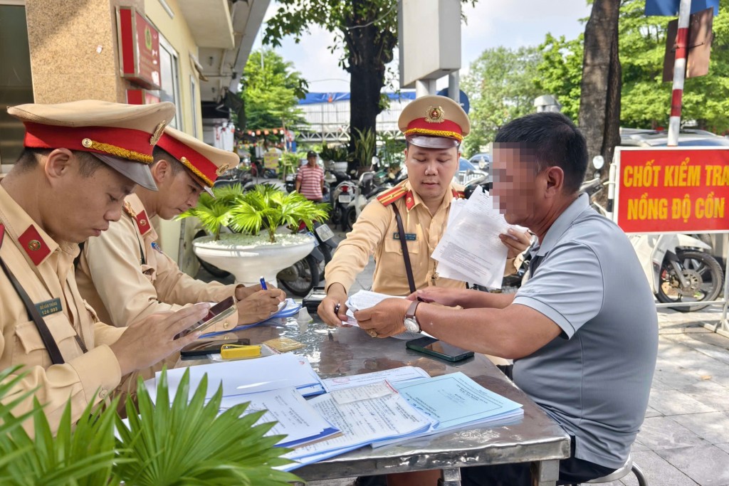 Lực lượng CSGT Hà Nội đồng loạt triển khai nhiều chốt kiểm soát nồng độ cồn sau phát động của Cục trưởng Cục CSGT Bộ Công an