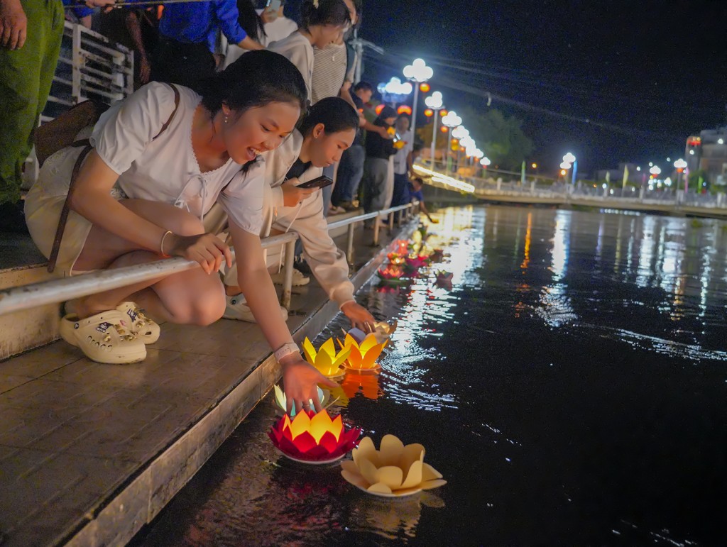 Thả đèn hoa đăng