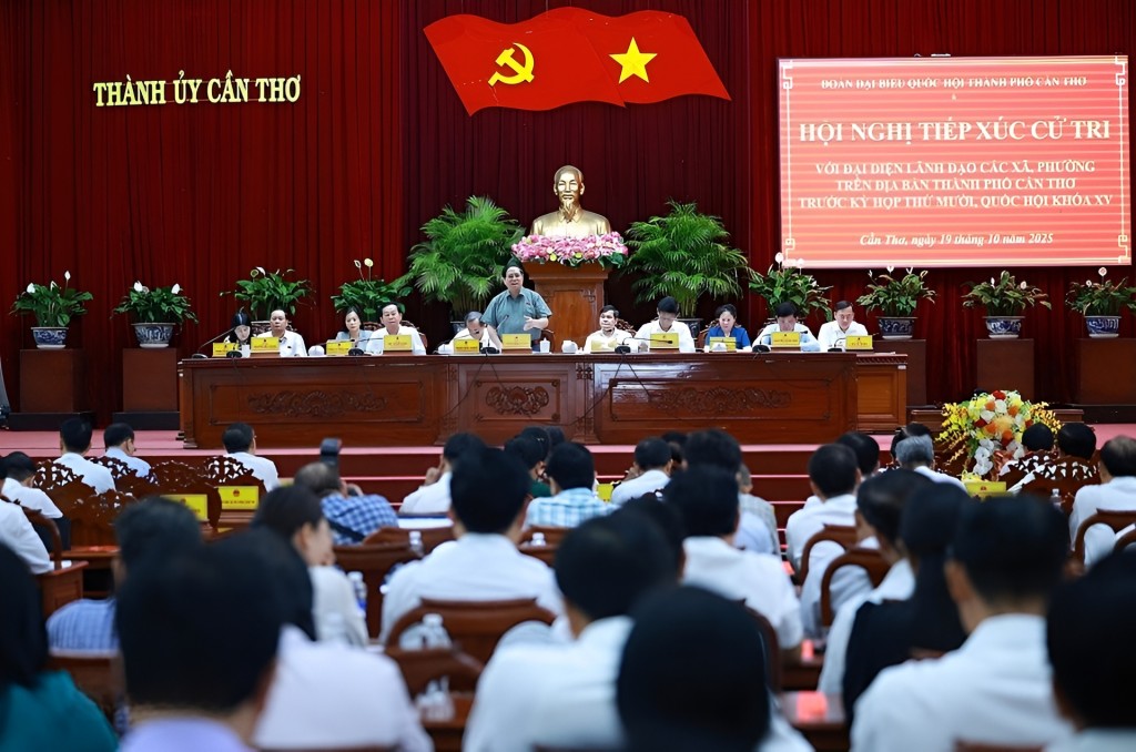 Thủ tướng Phạm Minh Chính tiếp xúc cử tri thành phố Cần Thơ trước Kỳ họp thứ 10, Quốc hội khóa XV.