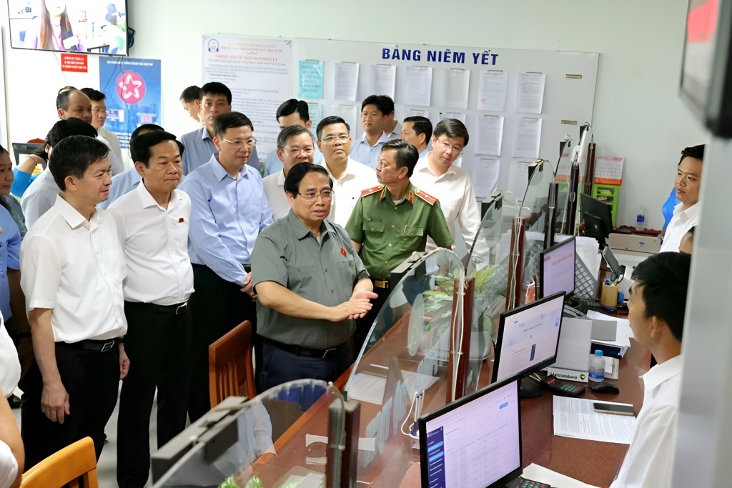 Thủ tướng Phạm Minh Chính đến kiểm tra việc vận hành Trung tâm phục vụ hành chính công phường Hưng Phú (TP Cần Thơ) và tình hình vận hành mô hình chính quyền địa phương hai cấp trên địa bàn.