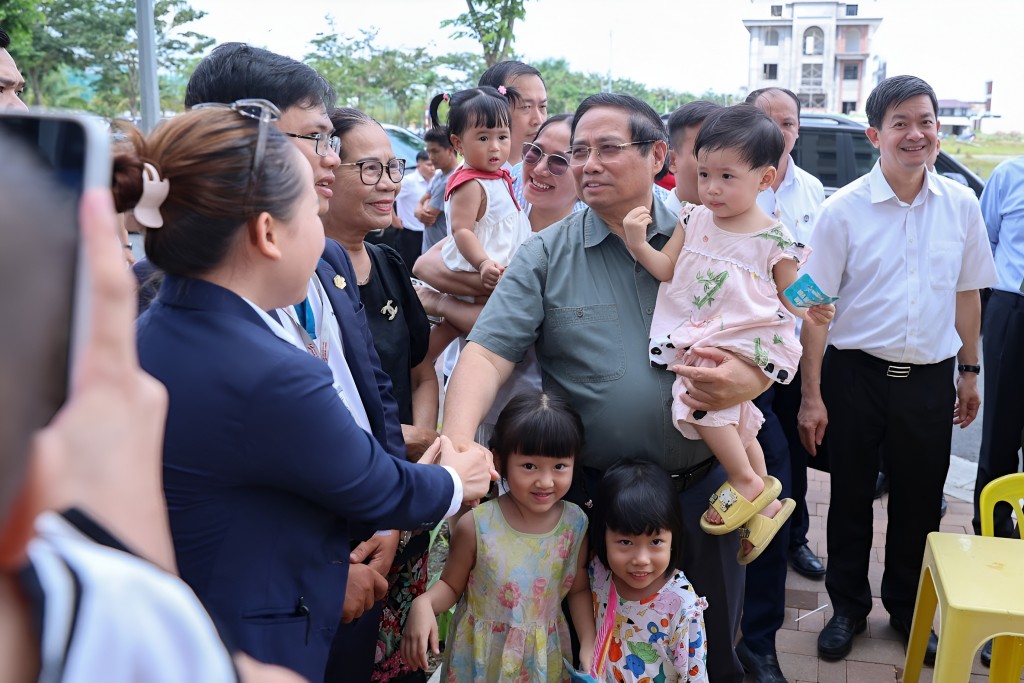 Thủ tướng lưu ý cần tiếp tục triển khai các dự án nhà ở xã hội với đầy đủ hạ tầng, trong đó có các thiết chế về giáo dục, y tế, văn hóa, thể thao để người dân được tiếp cận bình đẳng - Ảnh: VGP/Nhật Bắc