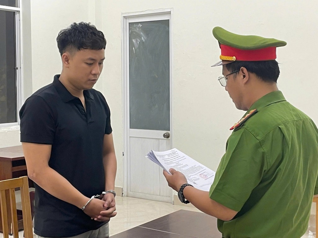 Công an TP Đà Nẵng tống đạt lệnh giữ người trong trường hợp khẩn cấp đối với đối tượng Nguyễn Văn Thân.