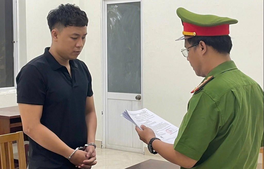Đà Nẵng: Giả danh công an, ép rượu nạn nhân rồi cưỡng hiếp