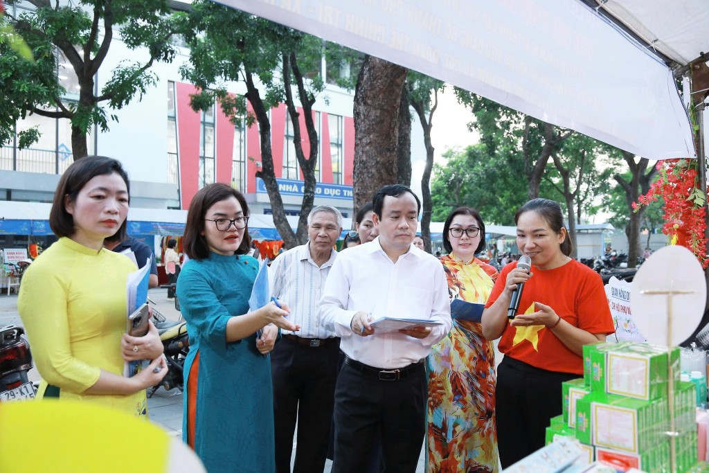 Ban Giám khảo thực hiện chấm thi cho gian hàng của các đội dự thi