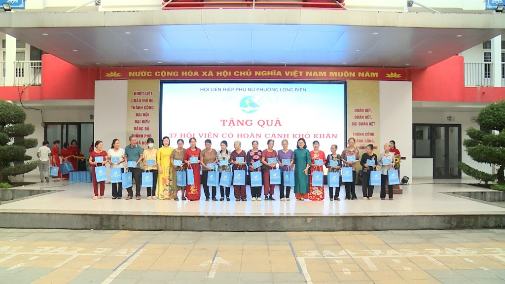 Tặng quà các hội viên có hoàn cảnh khó khăn
