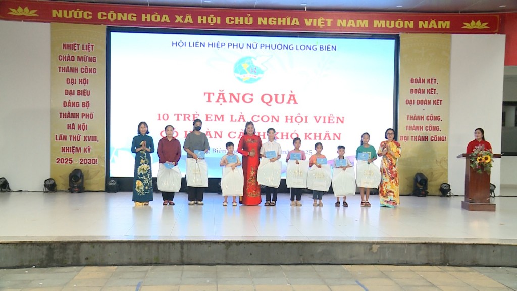Trao 10 suất quà cho trẻ em là con hội viên có hoàn cảnh đặc biệt khó khăn