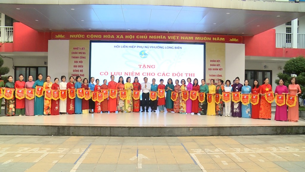 Tặng cờ lưu niệm cho các đội thi