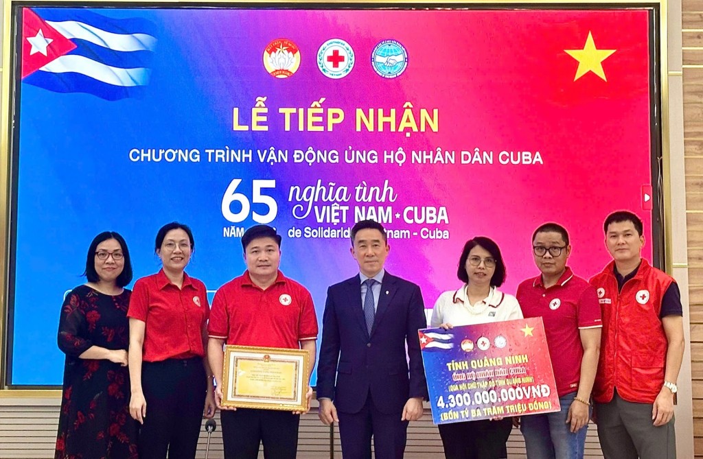 Lãnh đạo Trung ương Hội Chữ thập đỏ Việt Nam tiếp nhận số tiền 4,3 tỷ đồng ủng hộ nhân dân Cuba từ Hội Chữ thập đỏ Quảng Ninh