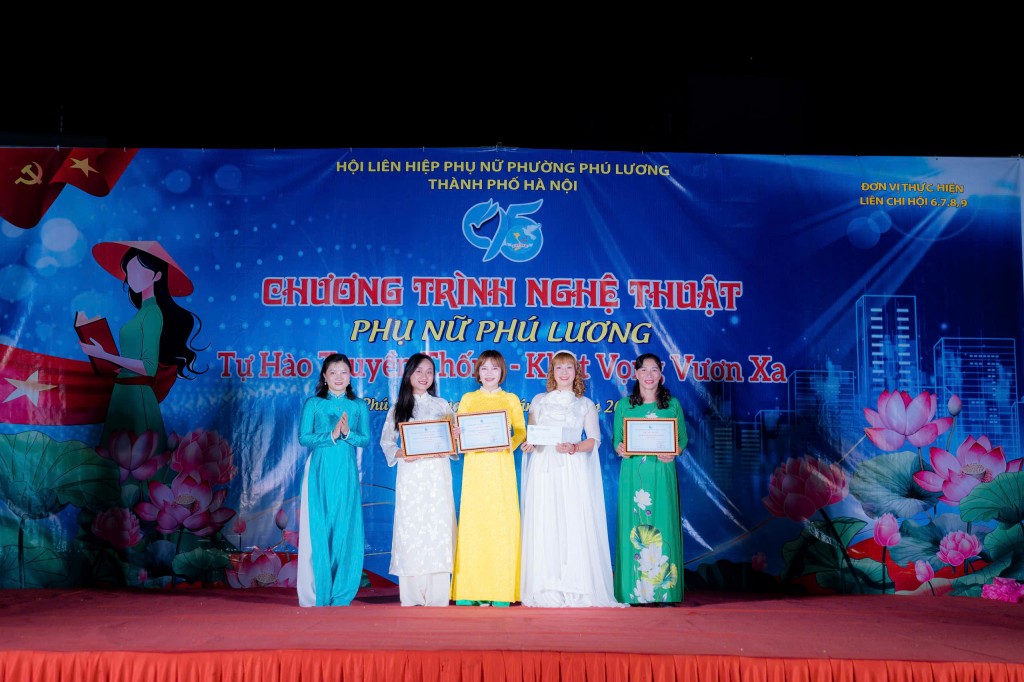 Các tập thể, cá nhân được vinh danh tại cuộc thi ảnh online “Mỗi tà áo dài – Một câu chuyện đẹp”, tôn vinh nét duyên dáng, tự tin và bản lĩnh của người phụ nữ Phú Lương trong thời đại mới.