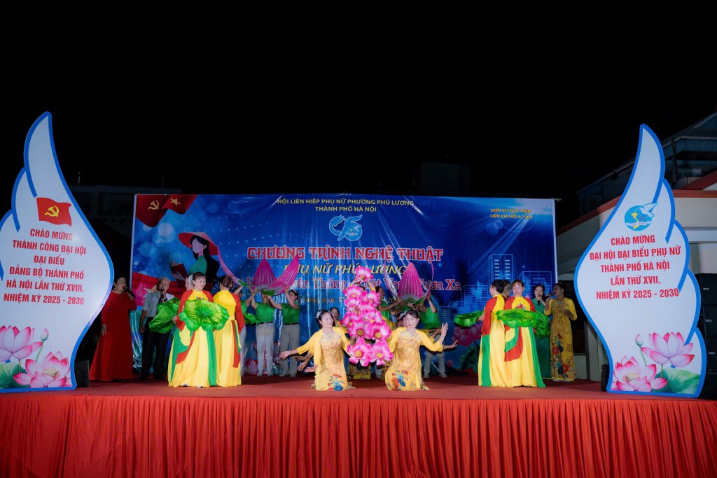 Tiết mục múa “Sen trong hồ nắng” mở màn chương trình nghệ thuật Phụ nữ Phú Lương – Tự hào truyền thống, khát vọng vươn xa, tạo nên không gian rực rỡ, tươi vui, tràn đầy sắc màu tháng Mười.
