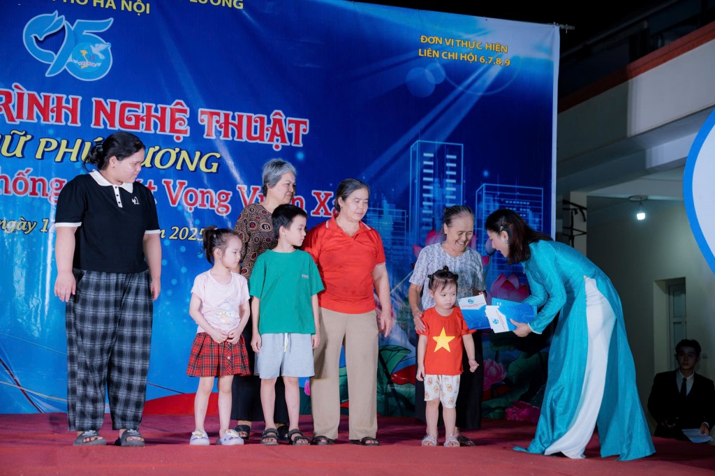 Đại diện Hội Liên hiệp Phụ nữ phường Phú Lương trao kinh phí hỗ trợ Quý IV/2025 cho các cháu nhỏ mồ côi có hoàn cảnh khó khăn – hoạt động ý nghĩa nằm trong chương trình “Mẹ đỡ đầu”, lan tỏa tình yêu thương và tinh thần nhân ái của phụ nữ Thủ đô.