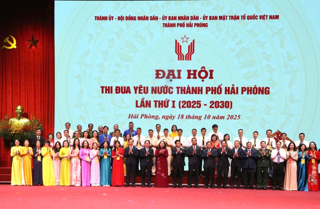 Đại biểu các cấp, các ngành và lực lượng vũ trang dự Đại hội Thi đua yêu nước thành phố Hải Phòng lần thứ Nhất, giai đoạn 2025–2030, trong không khí trang trọng và phấn khởi. Đại biểu các cấp, các ngành và lực lượng vũ trang dự Đại hội Thi đua yêu nước thành phố Hải Phòng lần thứ Nhất, giai đoạn 2025–2030, trong không khí trang trọng và phấn khởi.