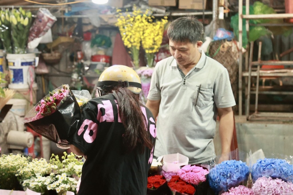 Không khí rộn ràng tại chợ hoa đêm lớn nhất Thủ đô trước ngày 20/10