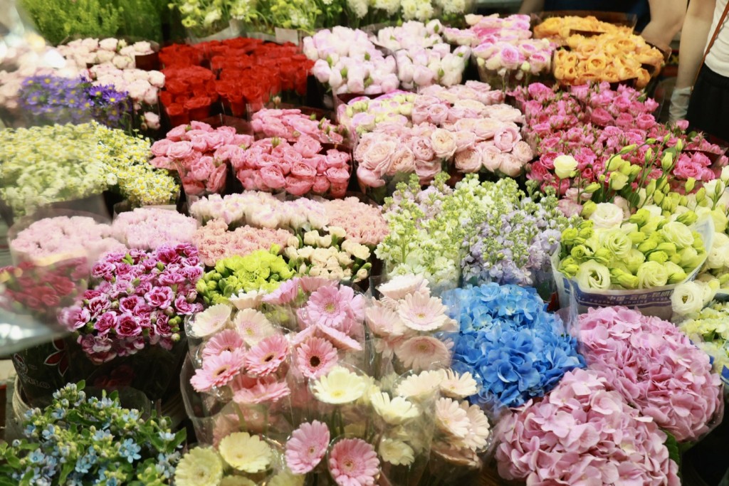 Không khí rộn ràng tại chợ hoa đêm lớn nhất Thủ đô trước ngày 20/10