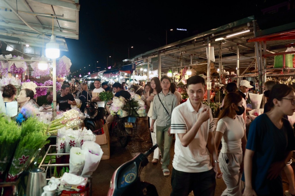 Không khí rộn ràng tại chợ hoa đêm lớn nhất Thủ đô trước ngày 20/10