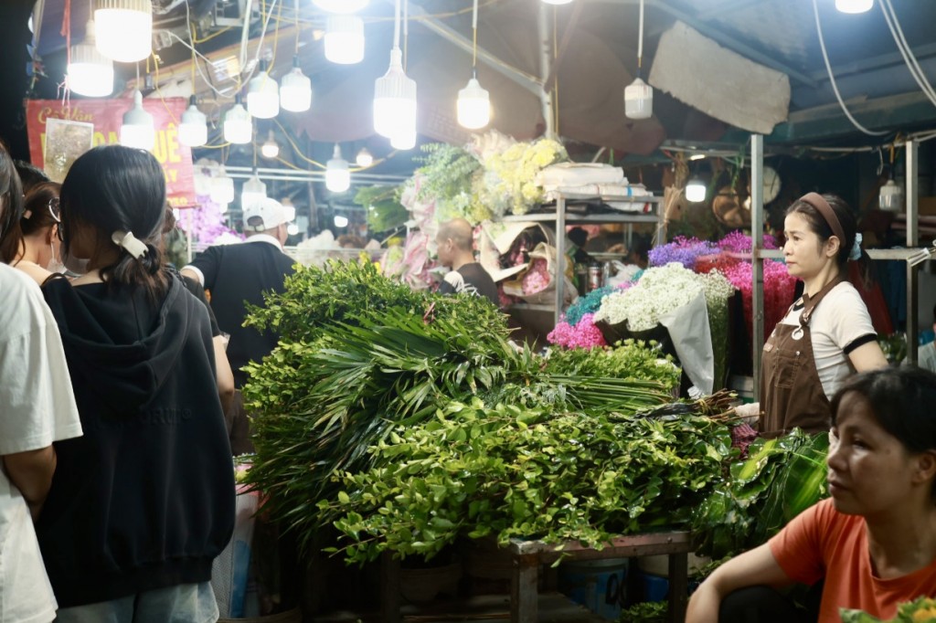 Không khí rộn ràng tại chợ hoa đêm lớn nhất Thủ đô trước ngày 20/10