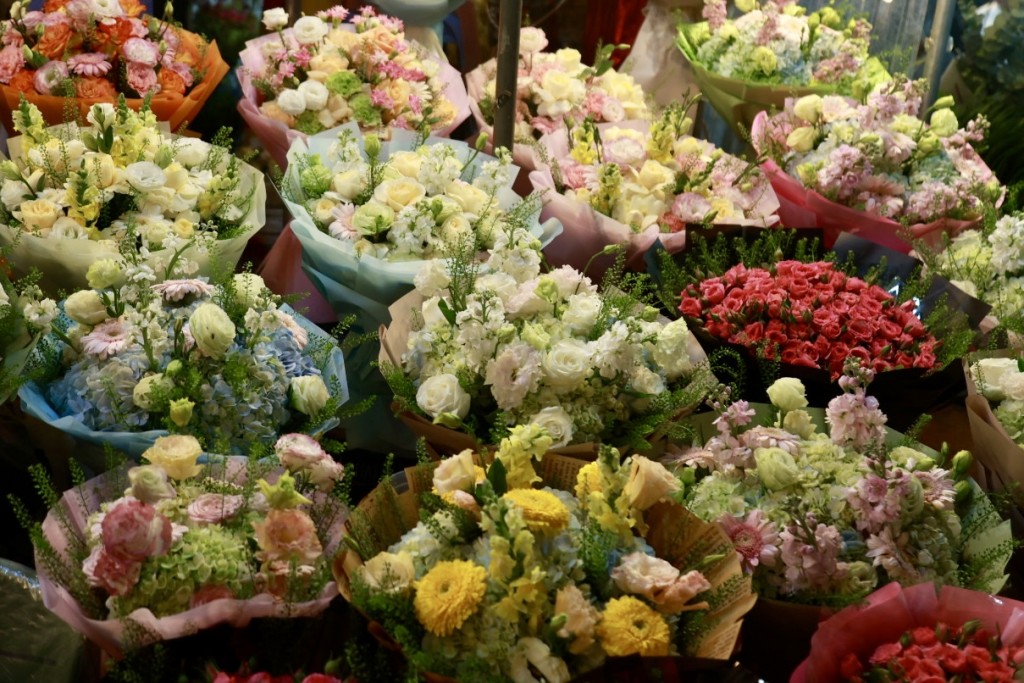 Không khí rộn ràng tại chợ hoa đêm lớn nhất Thủ đô trước ngày 20/10