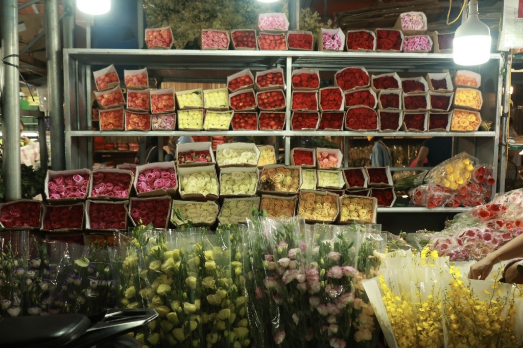 Không khí rộn ràng tại chợ hoa đêm lớn nhất Thủ đô trước ngày 20/10