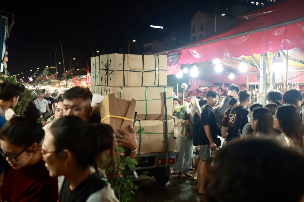 Không khí rộn ràng tại chợ hoa đêm lớn nhất Thủ đô trước ngày 20/10