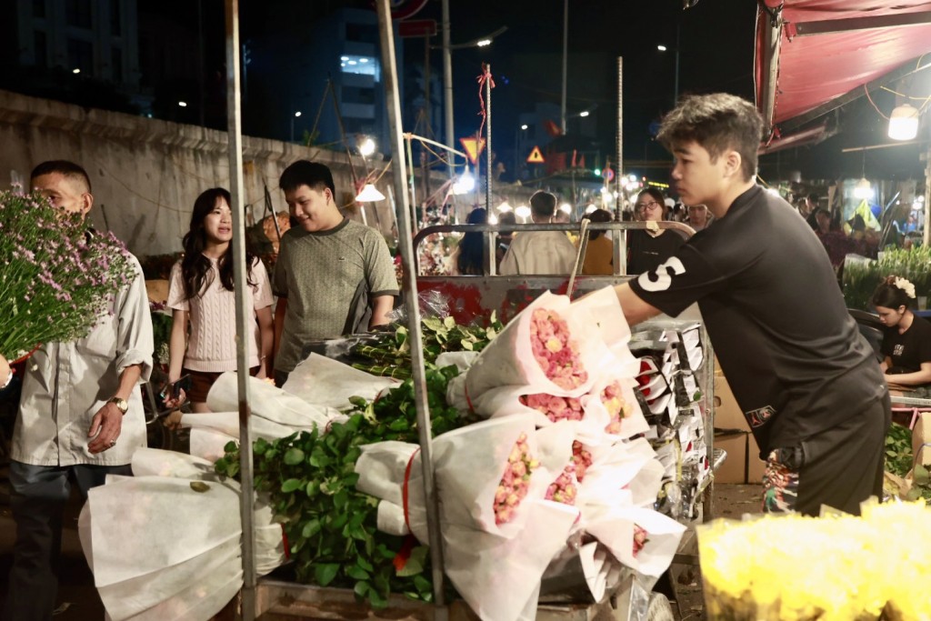 Không khí rộn ràng tại chợ hoa đêm lớn nhất Thủ đô trước ngày 20/10