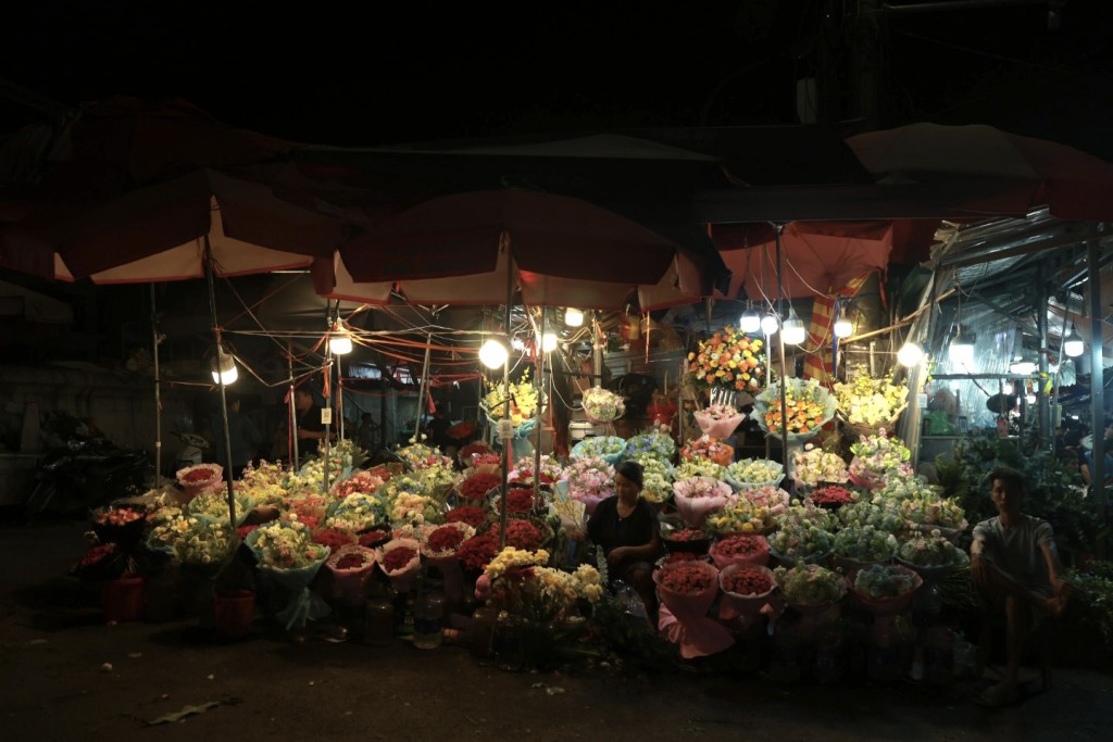 Không khí rộn ràng tại chợ hoa đêm lớn nhất Thủ đô trước ngày 20/10