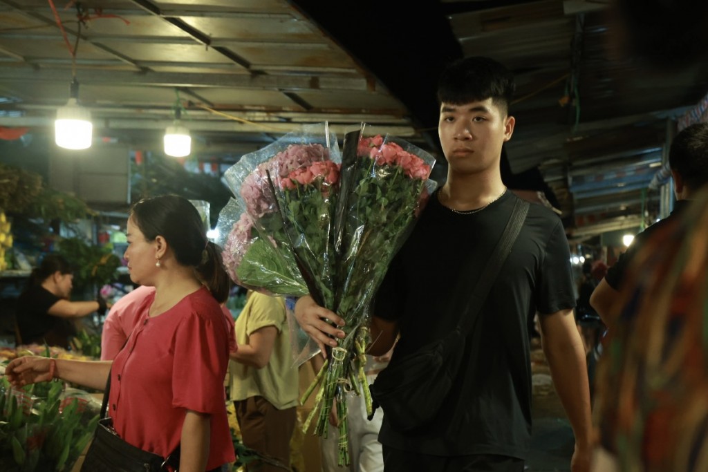 Không khí rộn ràng tại chợ hoa đêm lớn nhất Thủ đô trước ngày 20/10