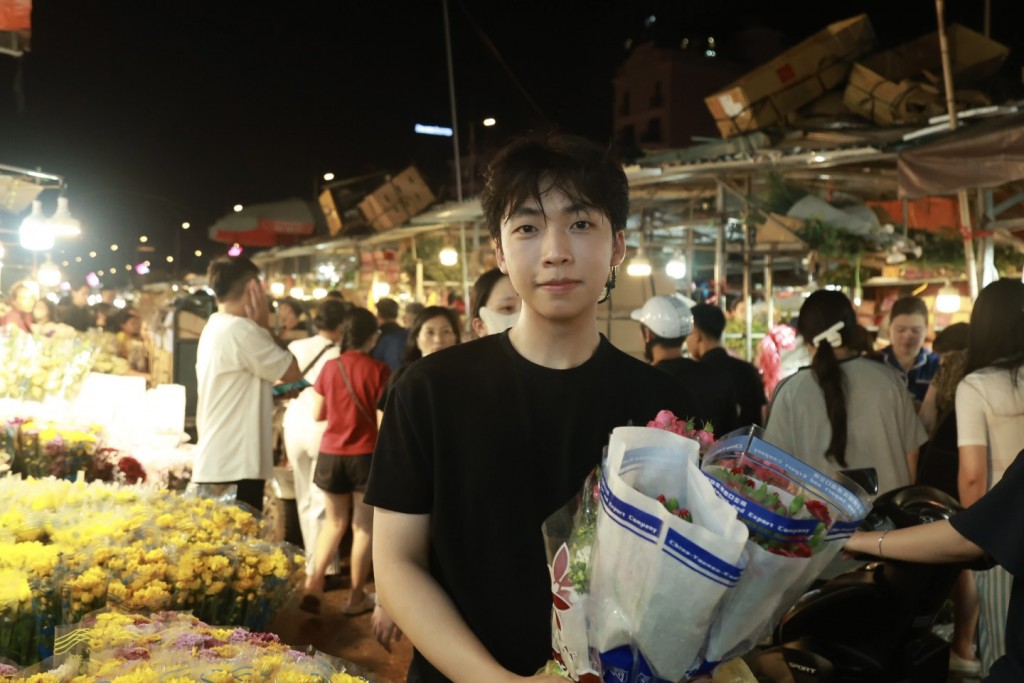 Không khí rộn ràng tại chợ hoa đêm lớn nhất Thủ đô trước ngày 20/10