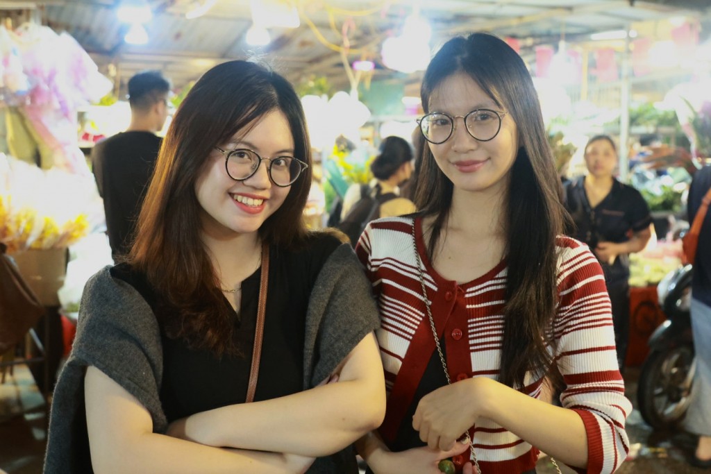 Không khí rộn ràng tại chợ hoa đêm lớn nhất Thủ đô trước ngày 20/10