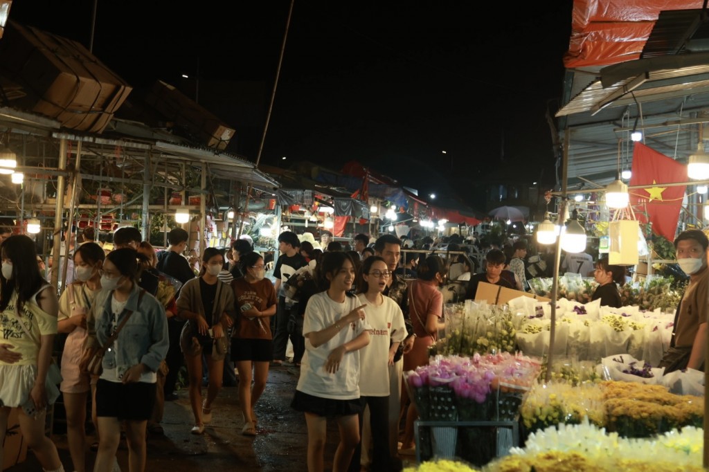 Không khí rộn ràng tại chợ hoa đêm lớn nhất Thủ đô trước ngày 20/10