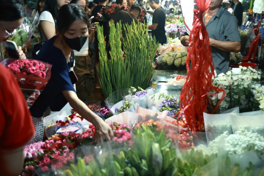 Không khí rộn ràng tại chợ hoa đêm lớn nhất Thủ đô trước ngày 20/10