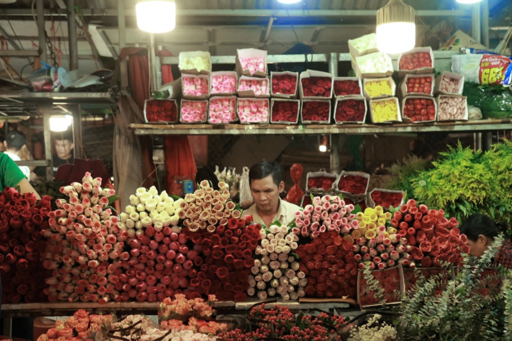 Không khí rộn ràng tại chợ hoa đêm lớn nhất Thủ đô trước ngày 20/10