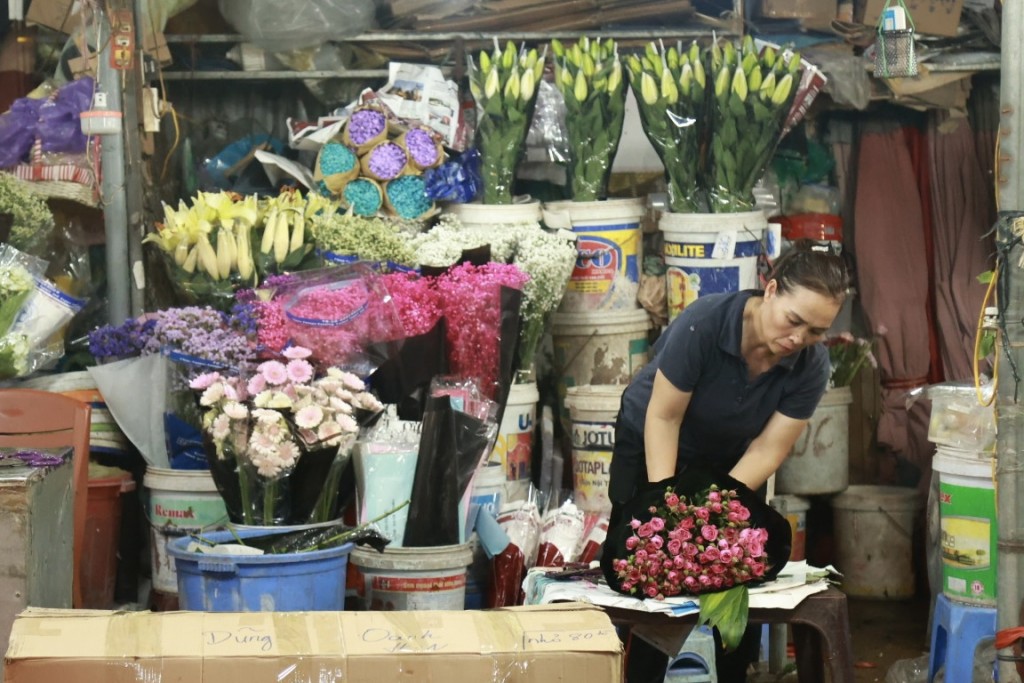 Không khí rộn ràng tại chợ hoa đêm lớn nhất Thủ đô trước ngày 20/10