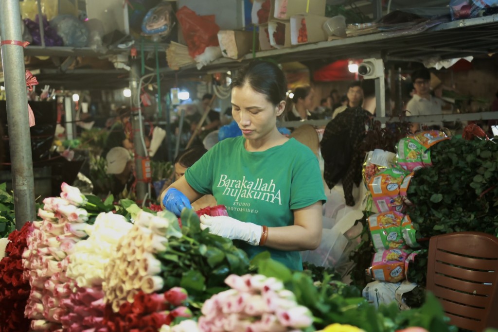 Không khí rộn ràng tại chợ hoa đêm lớn nhất Thủ đô trước ngày 20/10