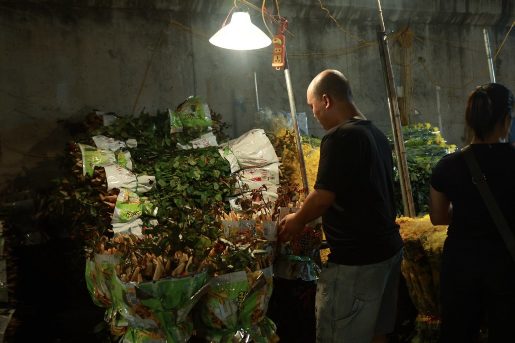 Không khí rộn ràng tại chợ hoa đêm lớn nhất Thủ đô trước ngày 20/10