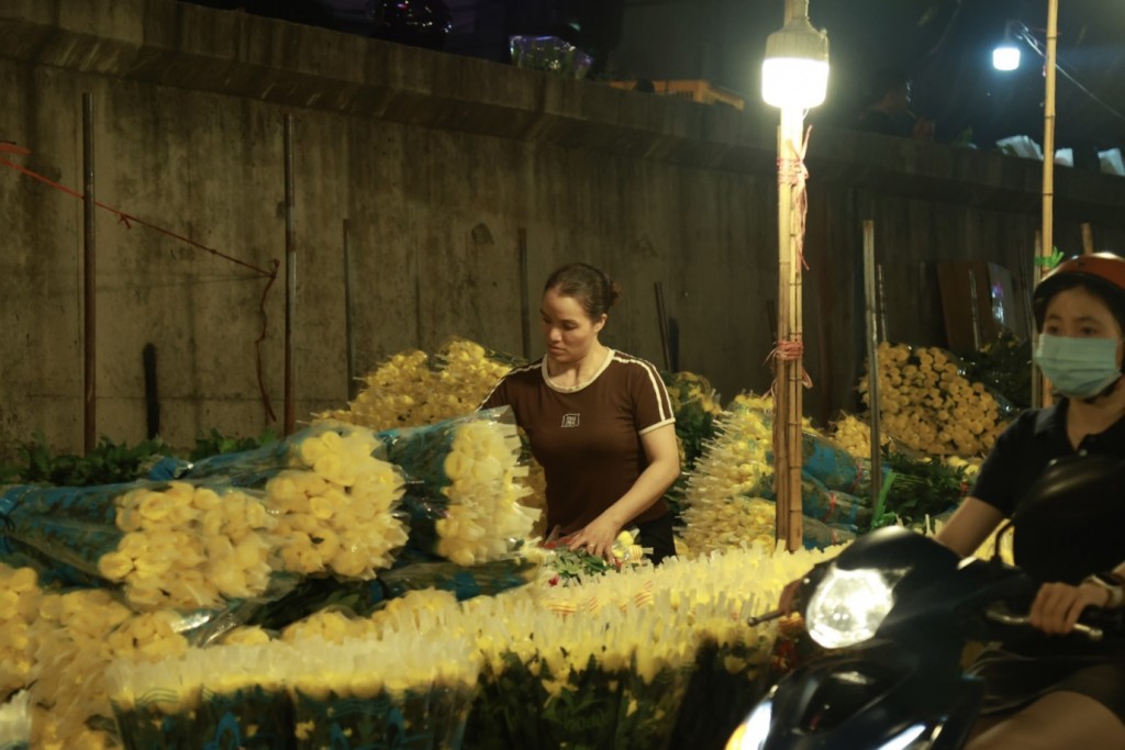 Không khí rộn ràng tại chợ hoa đêm lớn nhất Thủ đô trước ngày 20/10