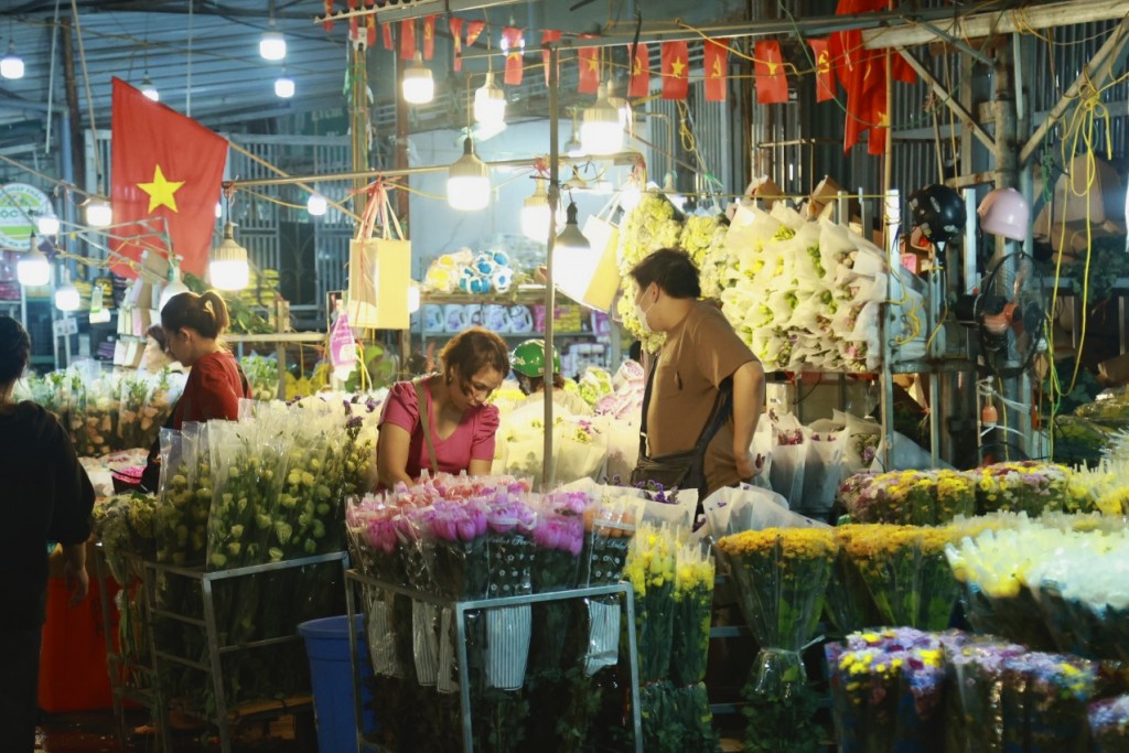 Không khí rộn ràng tại chợ hoa đêm lớn nhất Thủ đô trước ngày 20/10