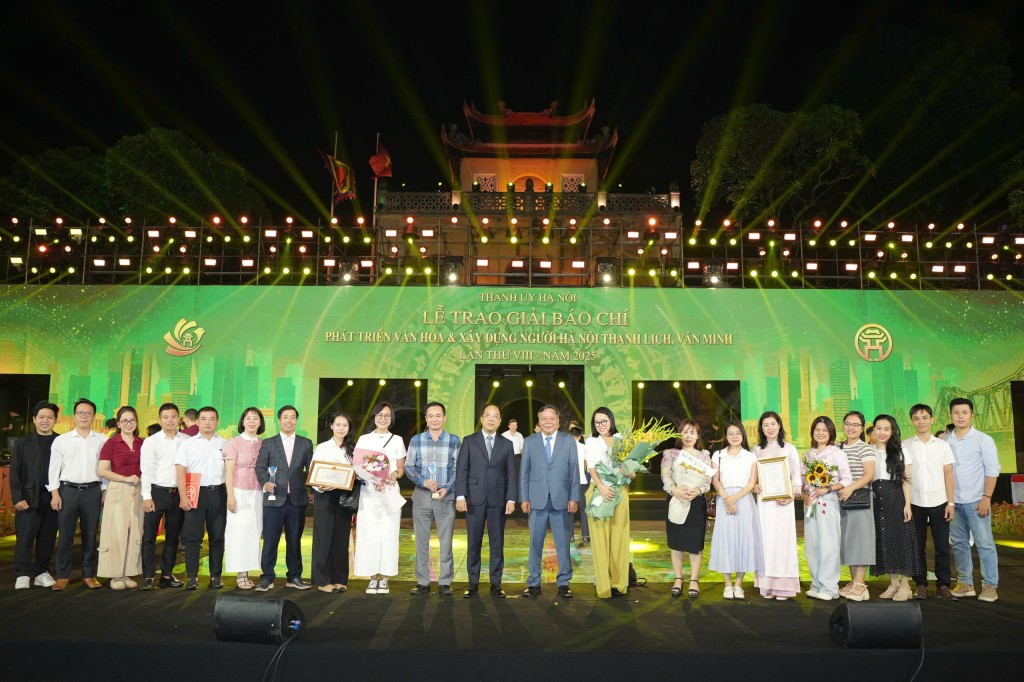 Đồng chí Nguyễn Văn Phong - Phó Bí thư Thường trực Thành ủy Hà Nội, Trưởng Ban Chỉ đạo Giải cùng cán bộ, phóng viên báo Tuổi trẻ Thủ đô