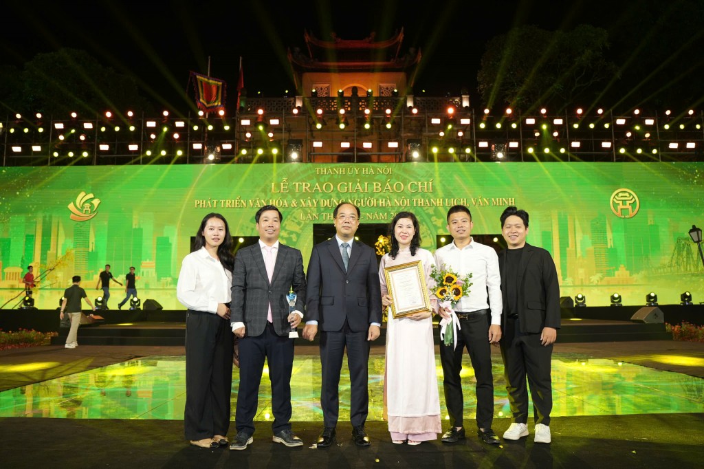 Tổng Biên tập báo Tuổi trẻ Thủ đô Nguyễn Mạnh Hưng (thứ ba từ trái sang) chúc mừng các phóng viên của báo đoạt giải