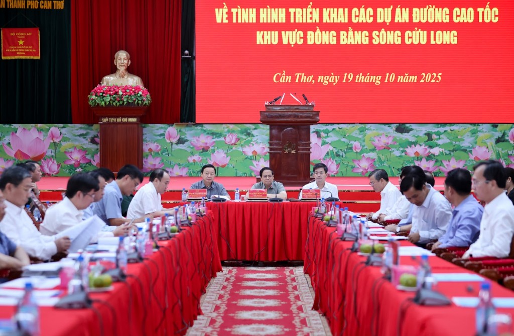 Thủ tướng Phạm Minh Chính chủ trì hội nghị về tình hình triển khai các dự án đường cao tốc khu vực ĐBSCL - Ảnh: VGP/Nhật Bắc