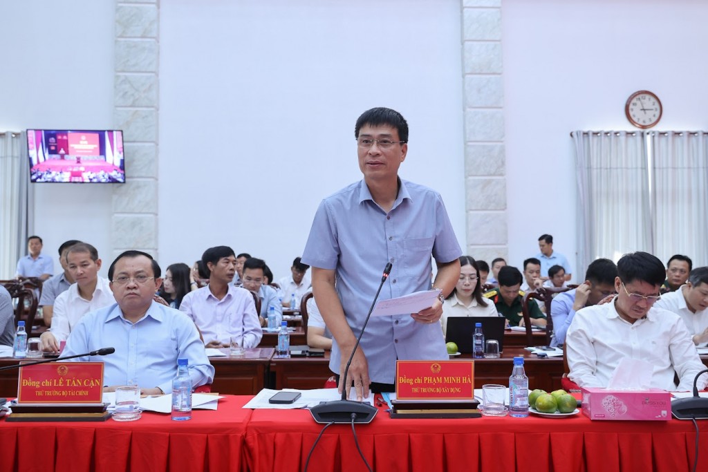 Thứ trưởng Bộ Xây dựng Phạm Minh Hà báo cáo tại hội nghị - Ảnh: VGP/Nhật Bắc