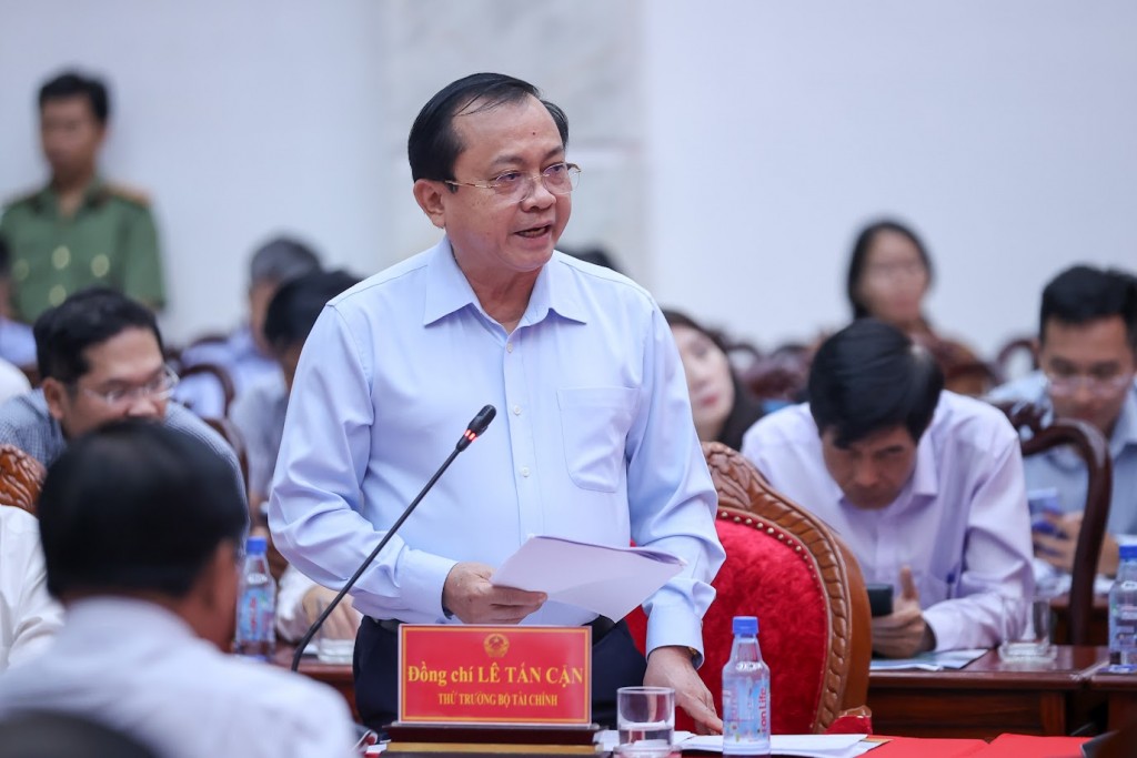 Thứ trưởng Bộ Tài chính Lê Tấn Cận báo cáo tại hội nghị - Ảnh: VGP/Nhật Bắc