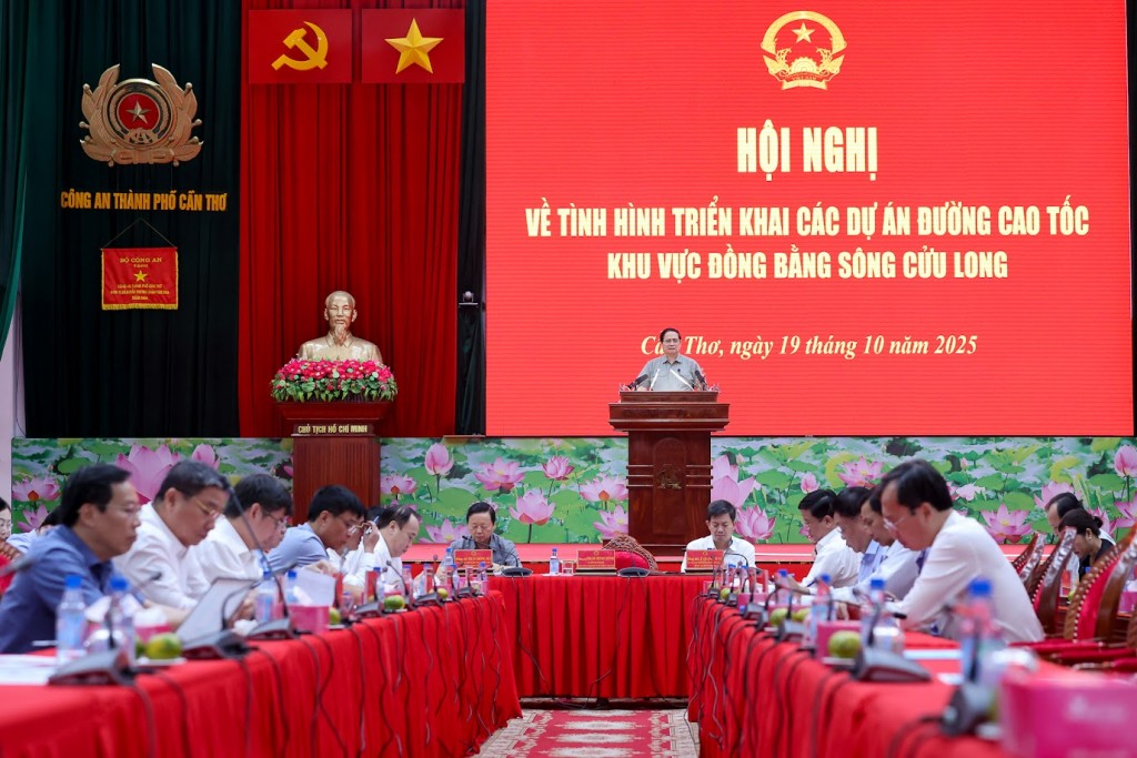 Thủ tướng yêu cầu, phải phấn đấu hoàn thành và hoàn thành vượt mức mục tiêu đã đề ra với các dự án cao tốc tại ĐBSCL, góp phần hoàn thành vượt mục tiêu 3.000 km cao tốc trong năm 2025 - Ảnh: VGP/Nhật Bắc