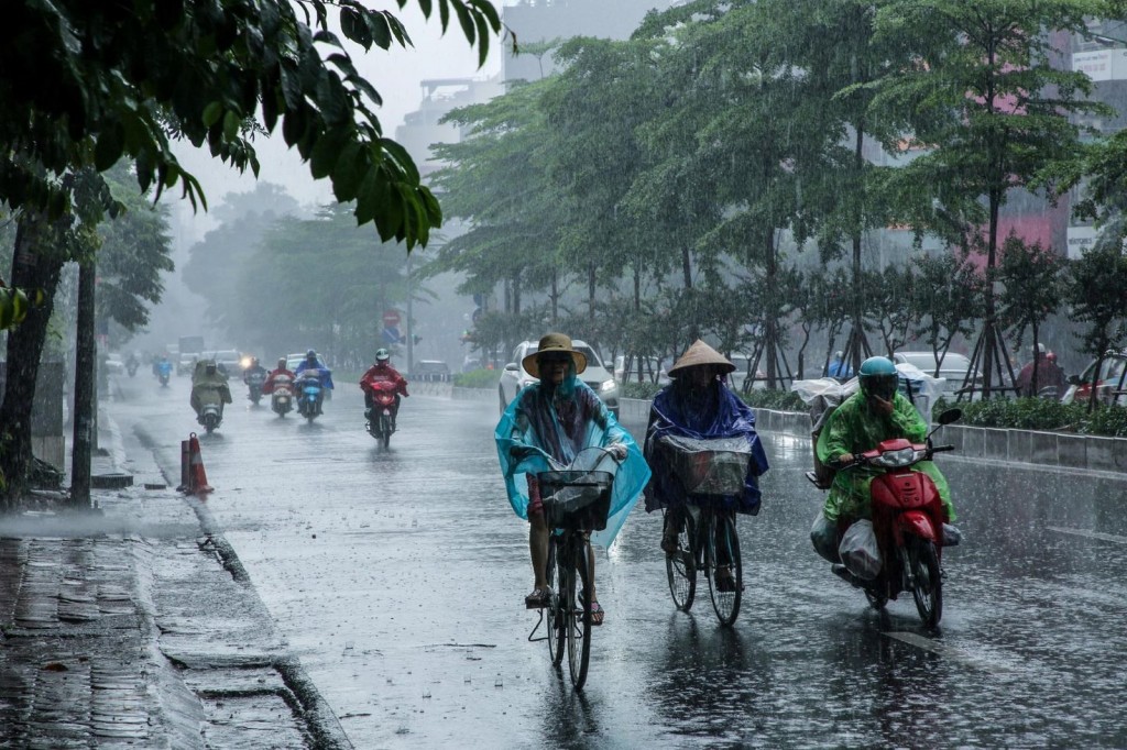 Người dân cần chú ý khi đi ra ngoài trong lúc mưa dông
