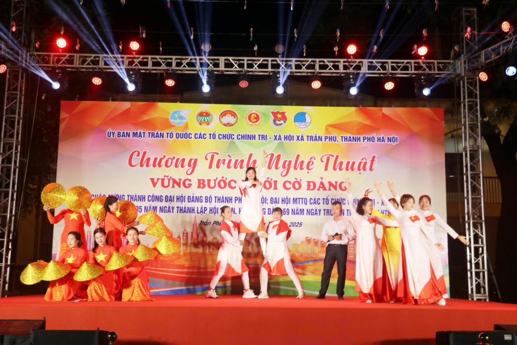 Chương trình nghệ thuật “Vững bước dưới cờ Đảng” lan tỏa tinh thần đoàn kết và niềm tự hào Chương trình nghệ thuật “Vững bước dưới cờ Đảng” lan tỏa tinh thần đoàn kết và niềm tự hào