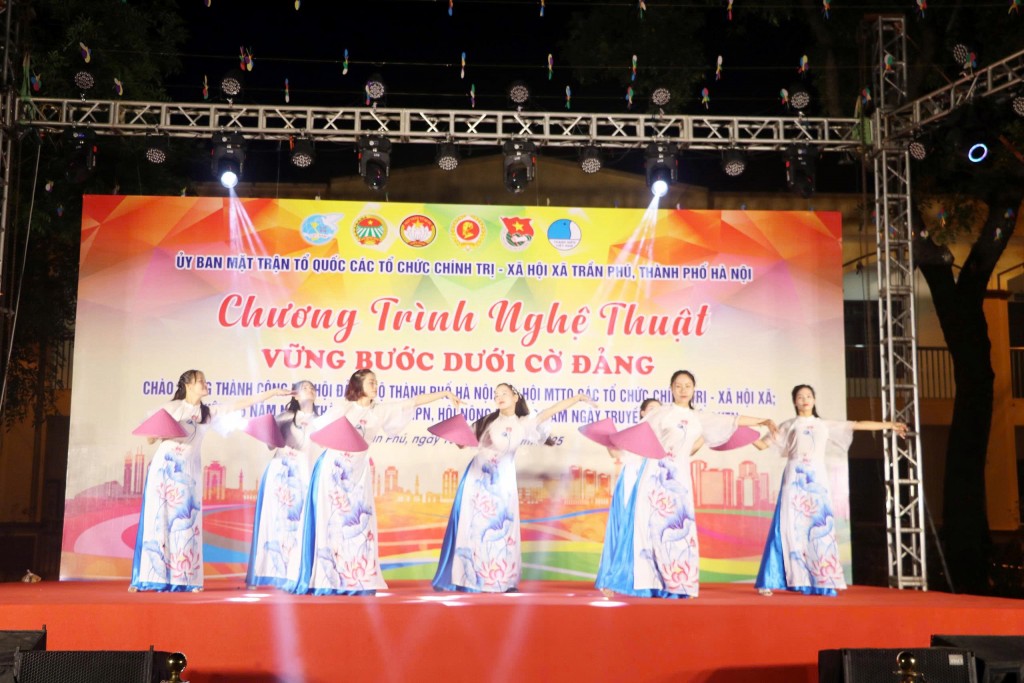 Chương trình nghệ thuật “Vững bước dưới cờ Đảng” lan tỏa tinh thần đoàn kết và niềm tự hào Chương trình nghệ thuật “Vững bước dưới cờ Đảng” lan tỏa tinh thần đoàn kết và niềm tự hào