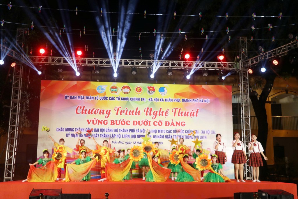 Chương trình nghệ thuật “Vững bước dưới cờ Đảng” lan tỏa tinh thần đoàn kết và niềm tự hào Chương trình nghệ thuật “Vững bước dưới cờ Đảng” lan tỏa tinh thần đoàn kết và niềm tự hào