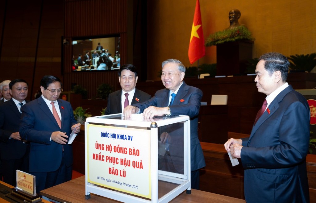 Đại biểu Quốc hội quyên góp, ủng hộ đồng bào khắc phục hậu quả bão lũ