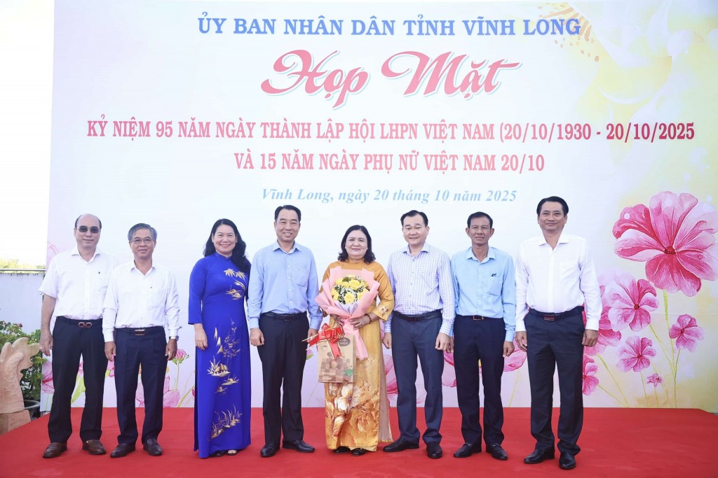 Chủ tịch HĐND tỉnh- Nguyễn Minh Dũng; Phó Bí thư Tỉnh ủy, Chủ tịch UBND tỉnh- Lữ Quang Ngời và lãnh đạo UBND tỉnh trao tặng hoa và quà cho Phó Bí thư Thường trực Tỉnh ủy- Hồ Thị Hoàng Yến